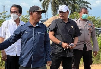 Anggota DPRD Provinsi Bengkulu saat mengecek Makam Longsor di Pondok Kelapa