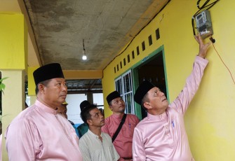 Gubernur Kepulauan Riau H. Ansar Ahmad saat Hidupkan Sekring Listrik di Desa Bayat