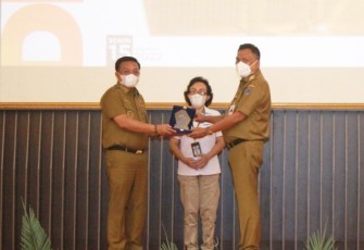 Walikota Bitung Maurits Mantiri (Kiri) saat menerima penghargaan