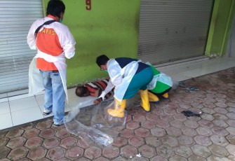 Pria tanpa identitas saat ditemukan di Teras Kios Rambak