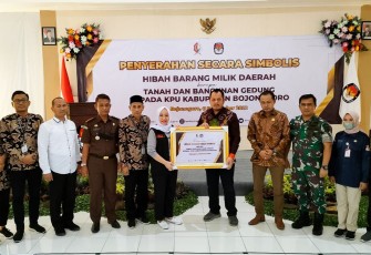 Dandim 0813 saat Hadiri Penyerahan Secara Simbolis Hibah Tanah dan Bangunan Gedung KPUD Bojonegoro