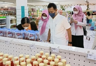 Dinkes Tulungagung saat Sidak Produk Tanpa Izin Edar dan Kadaluarsa