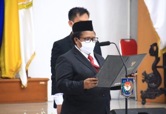 Pj Gubernur Papua Tengah Ribka Haluk saat melantik Direktur Penataan Daerah Otonomi Khusus dan Dewan Pertimbangan Otonomi Daerah Kemendagri Valentinus Sudarjanto Sumito sebagai Pj Sekda Provinsi Papua Tengah.