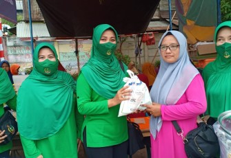 Ketua Persit KCK Cabang XIX Kodim 0505/JT saat Berikan Bantuan Korban Kebakaran