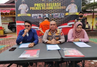 Kapolres Rejang Lebong Polda Bengkulu AKBP Tonny Kurniawan didampingi Kasatres Narkoba Iptu C. P. Tuhuteru S.Tr.K saat memberikan keterangan kepada wartawan di Mapolres, Rabu (3/8/2022) kemarin.