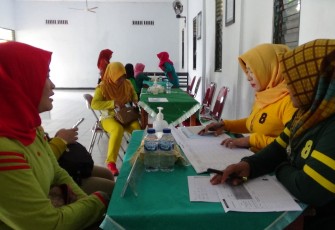 Persit KCK Cabang XX Dim 0806 saat Giat Posbindu PTM Pemeriksaan IVA