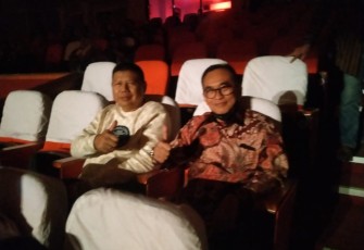 Ketua DPRD Jatim, Kusnadi, Anggota Komisi E DPRD Jatim Hadi Dediansyah, Wakil Ketua Komisi A Rohani, Anggota Komisi C Agustin Poliana dan sejumlah kepala daerah di Jatim saat menyaksikan Pagelaran teater..