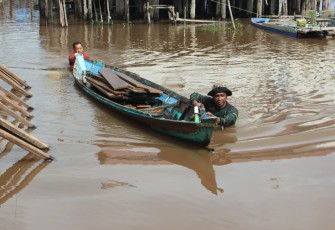 Tim Satgas TMMD saat Angkut Material Gunakan Perahu Kelotok