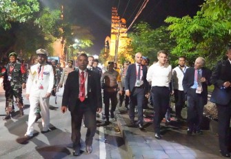 Kapolda Bali saat Terjun Langsung Kawal Pengamanan Presiden Prancis yang Jalan Kaki 2 Kilometer 