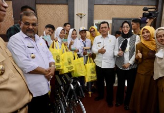 Gubernur Ansar saat Serahkan Bantuan, Selasa (06/12). 