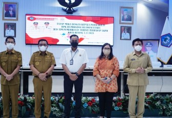Walikota Bitung Maurits Mantiri bersama wakil walikota Bitung saat foto bersama tim BPK RI Perwakilan Sulut.