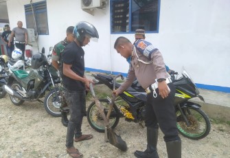 Petugas Satlantas Polres Aceh Timur saat Amankan Motor Pakai Knalpot Brong