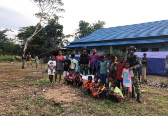 Satgas Yonif 126/KC saat Berikan Bantuan Sembako Kepada Warga Perbatasan Papua