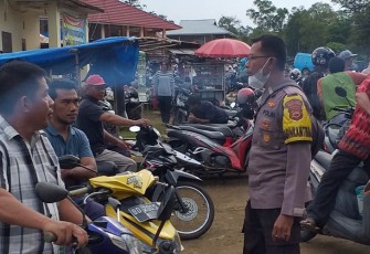 Bhabinkamtibmas saat Sambang Pasar