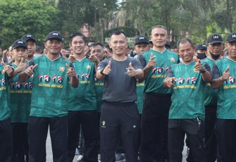 Dandim saat Hadiri Jalan Sehat dan Launching Telawang Mart Koperasi Kartika Korem 102 Panju Panjung 