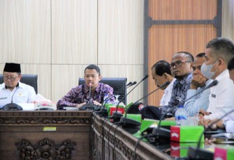 Facriza Razie saat pimpin Rapat Pembahasan Penerapan Aplikasi MyPertamina bagi pengguna BBM bersubsidi di Provinsi Bengkulu, di Ruang Rapat Lantai III Kantor Gubernur Bengkulu, Selasa (13/7).