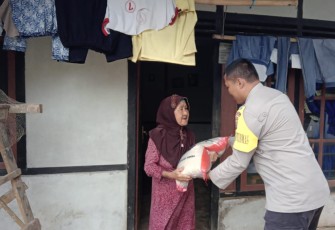 Polsek Pagar Jati saat Beri Sembako ke Warga Tak Mampu