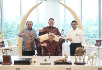 Bamsoet foto besama dengan Duta Besar Republik Indonesia untuk Laos, Pratito Soeharyo, di Jakarta, Senin (4/4/22).