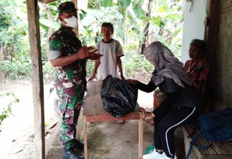 Babinsa Kodim 0802/Ponorogo saat Jalin Silaturahmi Dengan Warga di Desa Binaan