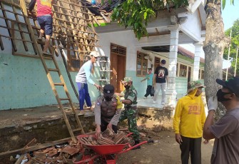 Babinsa Kodim 0802/Ponorogo saat Ikut Gotong Royong Kerja Bakti