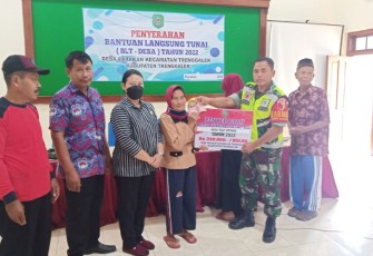 Babinsa Parakan Koramil 0806/01 Trenggalek saat Kawal Penyaluran BLT DD