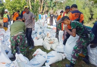 Babinsa Koramil 0801/01 Pacitan Bersama Warga saat Lakukan Karya Bakti