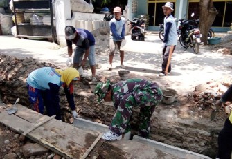 Babinsa dan Warga saat Bangun Drainasie di Desa Purworejo