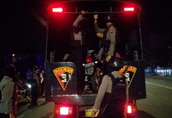 Salah satu sepeda motor milik pelaku balap liar saat hendak dibawa polisi ke kantor Satlantas Polres Karanganyar menggunakan truk Dalmas Samapta, Minggu (2/10/2022).