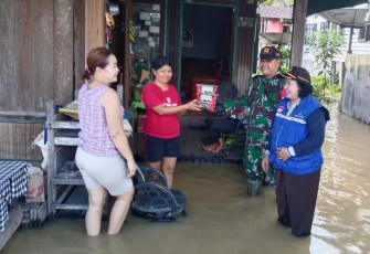 Personel Kodim saat Bantu Warga Terdampak Banjir