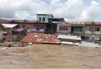 Banjir saat terjang pemukiman warga