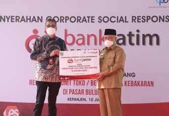 Penyerahan CSR secara simbolis oleh Direktur Utama Bankjatim Busrul Iman kepada Bupati Kabupaten Malang Drs. H. M.  Sanusi MM.
