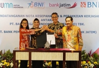 Foto bersama usai Penandatanganan MoU dan PKS guna meningkatkan penggunaan layanan perbankan secara digital. 