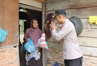 Kapolres Aceh Timur AKBP Andy Rahmansyah, S.I.K. saat salurkan bansos ke masyarakat kurang mampu, Jumat (09/09/2022).