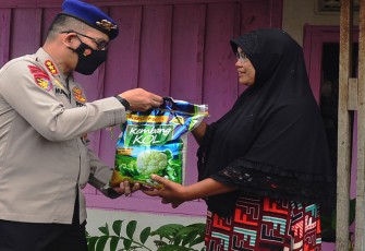Polair Polda Bengkulu saat Salurkan Paket Sembako ke Masyarakat Pesisir