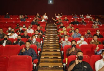 Kapolda Jatim beserta jajarannya saat nonton bareng film Sayap-sayap Patah disalah satu Bioskop di Surabaya, pada Senin (29/8/2022). 