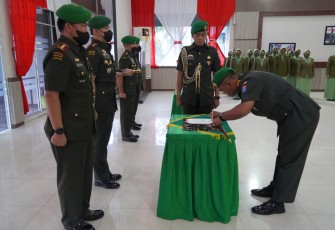 Pergantian pucuk pimpinan pada satuan tersebut ditandai dengan serah terima jabatan di Korem 102 Panju Panjung, Sabtu 23 April 2022.
