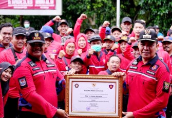 Foto bersama usai pengukuhan Relawan Damkar Kota Samarinda