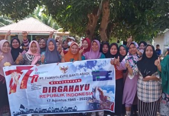 Foto bersama warga Desa Pasar Seluma 