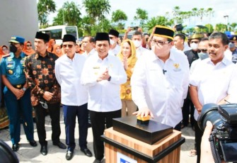 Menko Airlangga saat meresmikan Masjid yang dibangun tepat di depan Bandara Hang Nadim Batam ini, Jum'at, (24/6). 