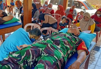 Anggota Koramil Kare saat Ikuti Donor Darah