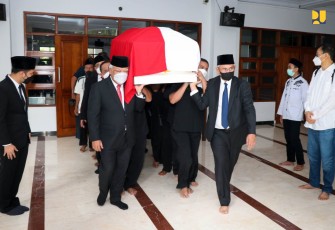 Menteri Basuki saat Hantarkan Almarhum Hermanto Dardak ke TMP Kalibata