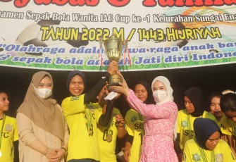 Hafizha saat Serahkan Piala IAC Ke 1, Kumunting Fc Bersorak