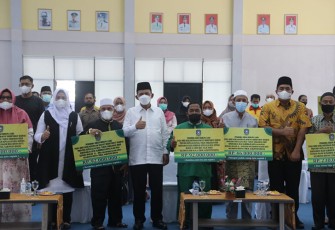 Penyerahan dana hibah secara simbolis Jum'at (11/03) di Aula Kantor Bupati Bintan.