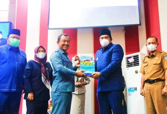 Penyerahan LKPJ 2021 oleh Pelaksana Tugas Bupati Bintan Roby Kurniawan S.P.W.K.