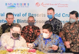 Penandatanganan MoU antara Management Bintan Resorts Cakrawala dan Resorts World Cruises di Doulus Phos the Ship hotel, Lagoi, Bintan Kepulauan Riau, Sabtu (2/6) pagi.