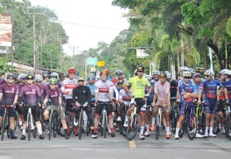 Ratusan pembalap sepeda dari puluhan negara saat mengikuti Tour de Bintan, Sabtu (15/10/2022).