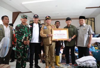 Kepala BNPB Letjen TNI Suharyanto S.Sos., M.M saat secara simbolis memberikan bantuan kepada korban banjir Aceh Tamiang.