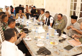 Kepala BNPB Letnan Jenderal TNI Suharyanto pada Rapat Koordinasi Penanganan Bencana Banjir Kabupaten Aceh Tamiang di Pendopo Bupati Aceh Tamiang, Provinsi Aceh, Selasa (8/11).