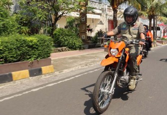 Kepala BNPB Letjen TNI Suharyanto menggunakan sepeda motor menuju Desa Cibodas, Kecamatan Pacet, Kabupaten Cianjur, Provinsi Jawa Barat, Minggu (27/11).