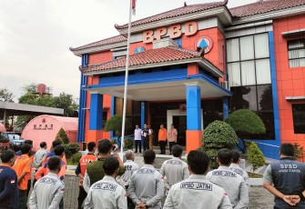 Sekda Provinsi Jawa Timur Adhy Karyono mewakili Gubernur Jatim Khofifah Indar Parawansa saat melepas keberangkatan bantuan bagi korban penanganan dampak becana gempa bumi yang terjadi di Kabupaten Cianjur, 21 November lalu, di Kantor BPBD Jawa Timur, Selasa (22/11) sore.